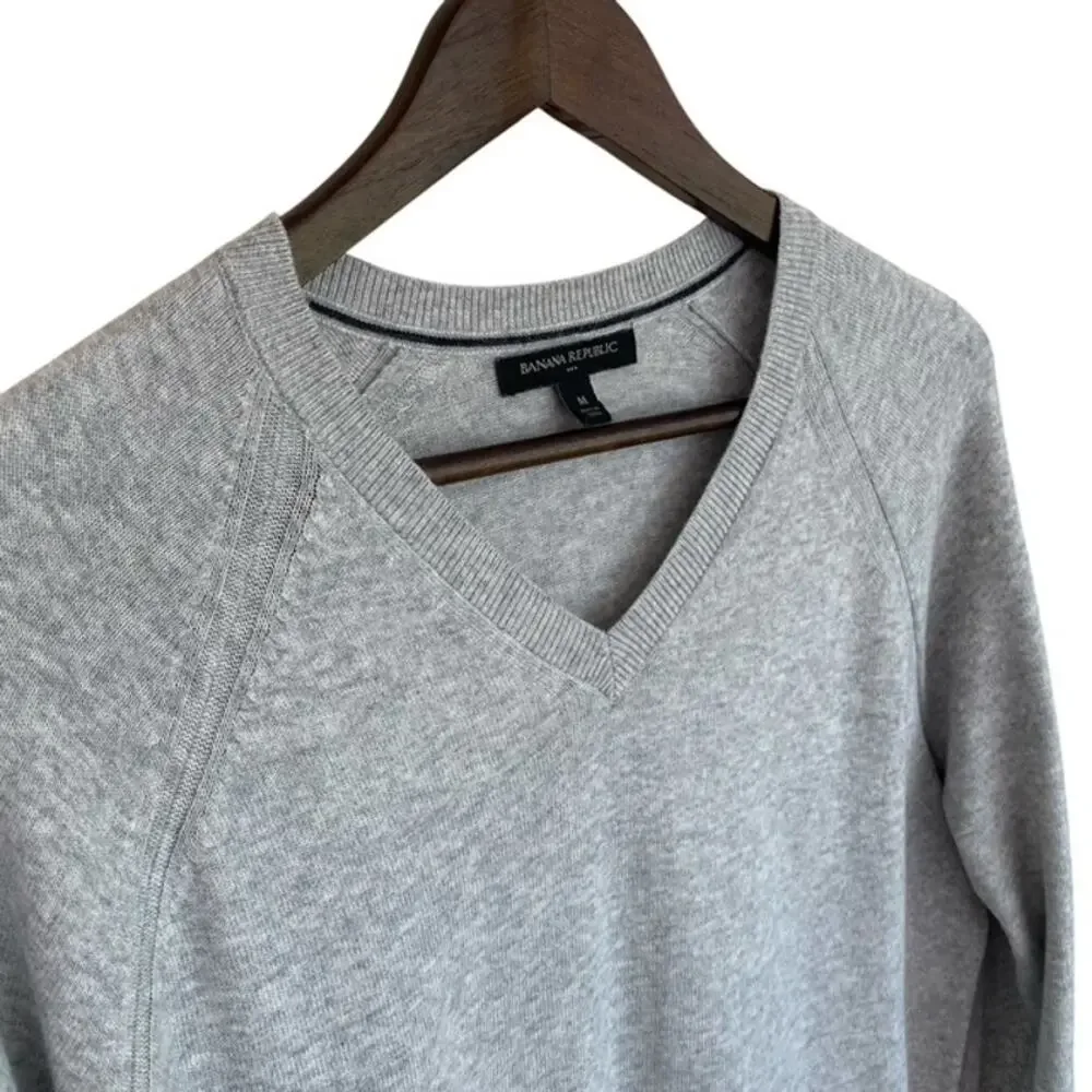 Banana Republic Light Gray V-Neck Lightweight Sweater - Medium